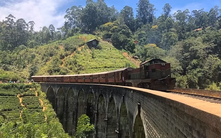 Tàu hỏa là phương tiện phổ biến tại Sri Lanka và những chuyến tàu sẽ đưa bạn đến bất cứ đâu. Nổi tiếng nhất là chuyến tàu giữa vùng Kandy và Ella, với phong cảnh tuyệt đẹp vùng núi Sri Lanka. Ảnh: Tom Murray/Insider