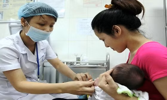  Cần theo dõi chặt chẽ sức khỏe của trẻ sau khi tiêm vaccine