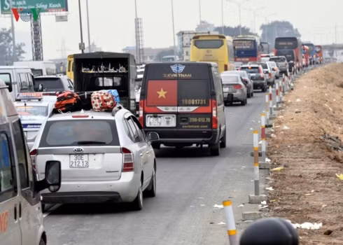 Hàng nghìn phương tiện ùn ứ tại khu vực trạm soát vé đường Pháp Vân-Cầu Giẽ chiều mùng 4 Tết Nguyên đán Mậu Tuất. 