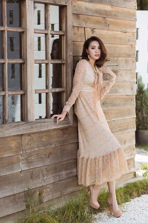 Ở bộ sưu tập này, nhà thiết kế tập trung vào các kiểu váy dáng dài và ảnh hưởng hơi hướng cổ điển để mang tới các mẫu đầm đi chơi Tết cho phái đẹp.