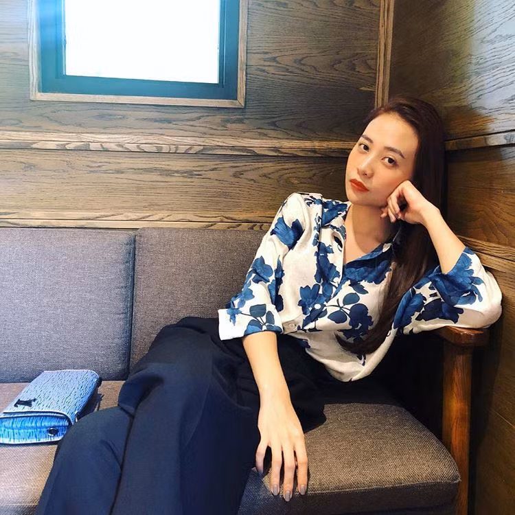  Cũng giống các người đẹp khác trong showbiz, Đàm Thu Trang sở hữu những mẫu túi, clutch đến từ các nhà mốt danh tiếng như Chanel, LV, Dior... Tùy từng set đồ, cô sẽ chọn cho mình mẫu phụ kiện phù hợp nhất - có thể đồng điệu tông màu với trang phục hoặc chỉ đơn giản là tạo điểm nhấn.