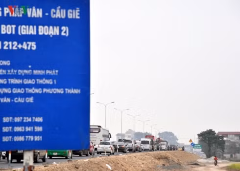 Các phương tiện phải di chuyển chậm trong khoảng 1 tiếng đồng hồ khi qua trạm BOT Pháp Vân ngày 4 Tết Mậu Tuất.