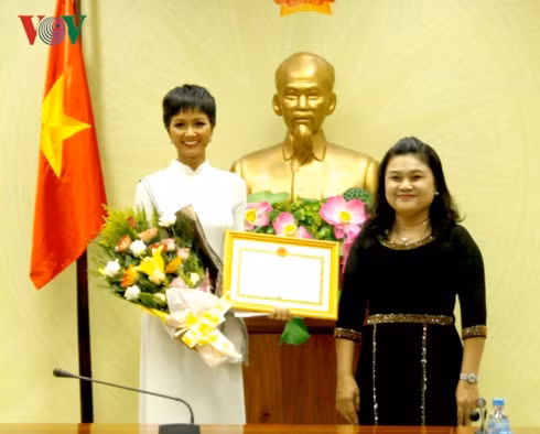 Lãnh đạo UBND tỉnh Đắk Lắk trao bằng khen cho hoa hậu.