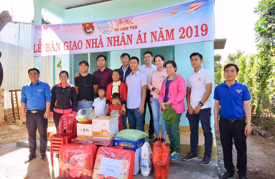 Bàn giao nhà nhân ái cho chị Kpă Khuynh, xã Tân Sơn, TP.Pleiku. Ảnh: Phan Lài