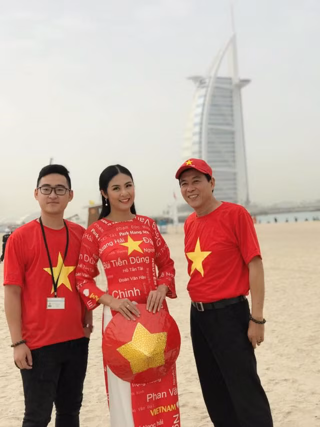  Ngọc Hân hào hứng trong lần đầu ra sân trực tiếp cổ vũ tuyển Việt Nam. Ảnh: NVCC. 