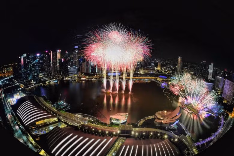 Quốc đảo sư tử chào đón 2019 với pháo hoa rực rỡ. (Ảnh: Straits Times)
