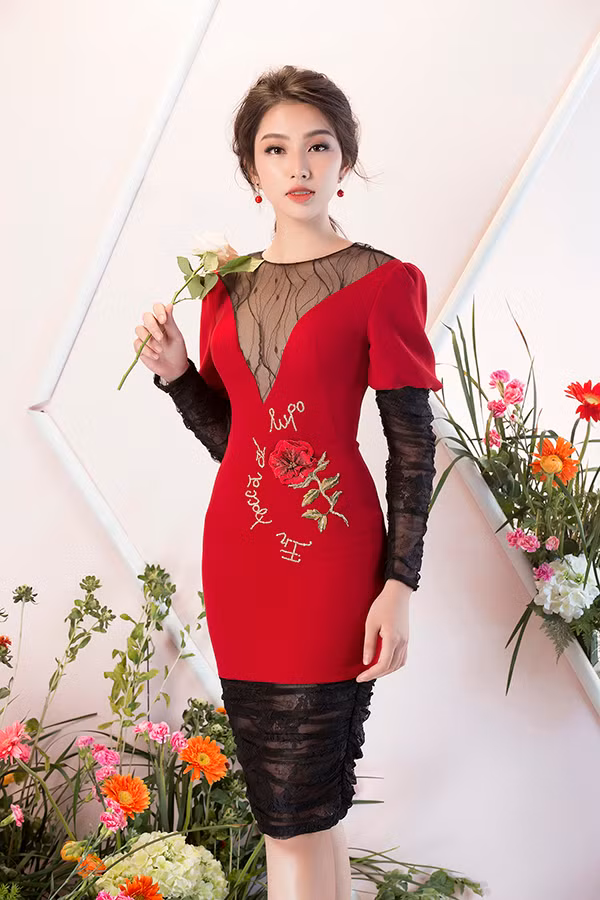Bộ ảnh được thực hiện với sự hỗ trợ của nhiếp ảnh Lê Thiện Viễn, trang điểm Nguyễn Chánh Tín, người mẫu Thuỳ Tiên.