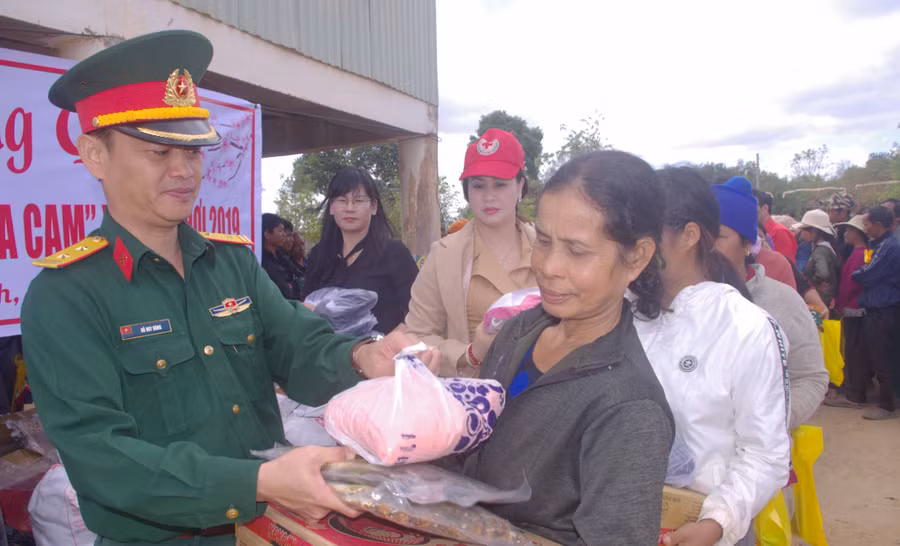 Chính ủy Lữ Công binh 280, tặng quà cho đồng bào nghèo trên địa bàn đơn vị làm dân vận. Ảnh: Thanh Triện