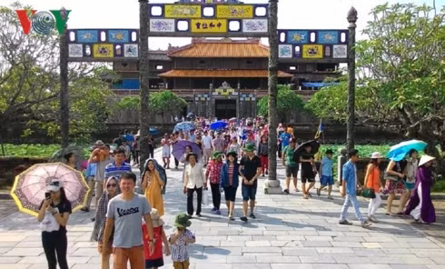 Khách du lịch tham quan di tích Huế ngày càng đông.