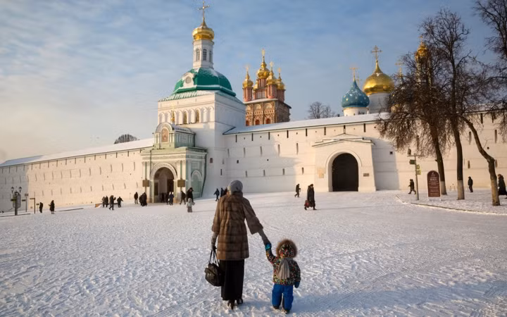 Tu viện Trinity Lavra của thành phố Saint Sergius, cách thủ đô Moscow 70 km về phía đông bắc, tràn ngập tuyết. (ảnh: Lori/Legion-Media).