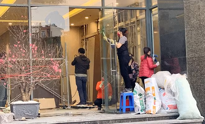 Nhiều khu chung cư cũng thuê người dọn dẹp riêng cho các khu nhà mới đang hoàn thiện. Nhiều khu chung cư cũng thuê người dọn dẹp riêng cho các khu nhà mới đang hoàn thiện.