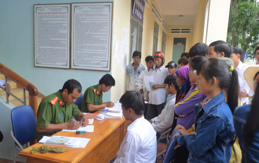 Thu thập cơ sở dữ liệu dân cư tại xã. Ảnh: Đan Nguyên