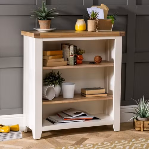 Tủ sách thấp có ba kệ mở, hai trong số các kệ này có thể điều chỉnh chiều cao cho phép bạn định cấu hình tủ sách của mình phù hợp nhu cầu lưu trữ hàng ngày. Tủ sách thấp có ba kệ mở, hai trong số các kệ này có thể điều chỉnh chiều cao cho phép bạn định cấu hình tủ sách của mình phù hợp nhu cầu lưu trữ hàng ngày.