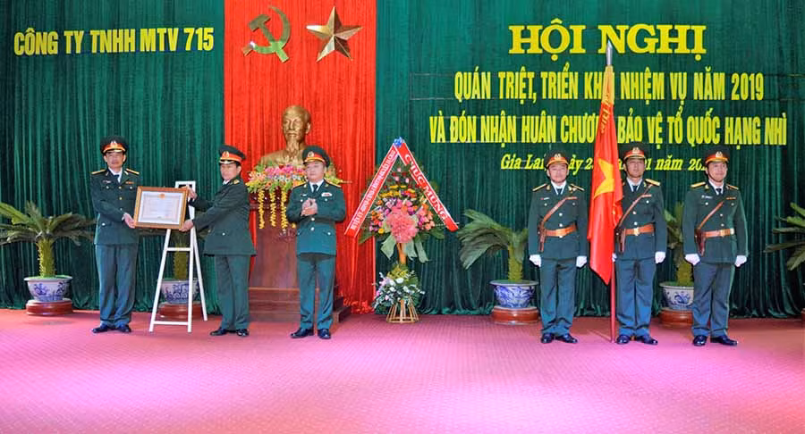  Công ty 715 đón nhận Huân chương bảo vệ Tổ quốc hạng nhì. Ảnh: Đ.Y