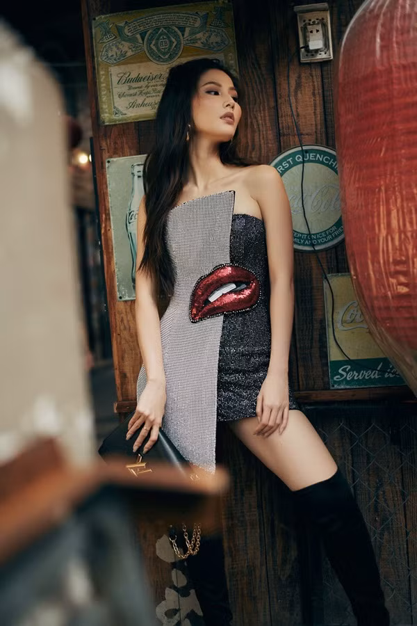 Phong cách thời trang gợi cảm nhưng đôi chút cá tính được Diễm My thể hiện qua bộ váy chất liệu lấp lánh.