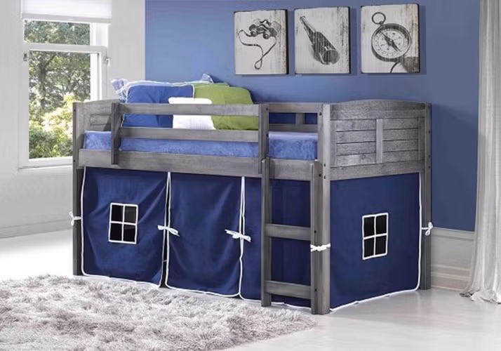  Cầu thang gắn bên cạnh giường tạo thuận tiện cho trẻ leo lên tầng trên để nằm.