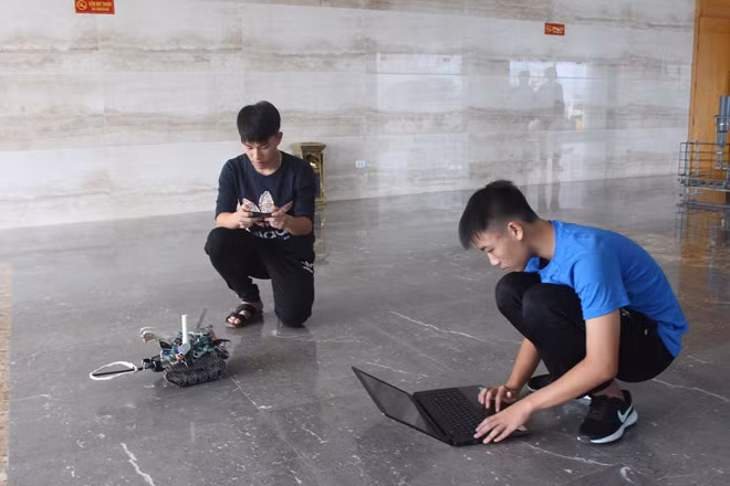 Hai học sinh điều khiển robot dò mìn