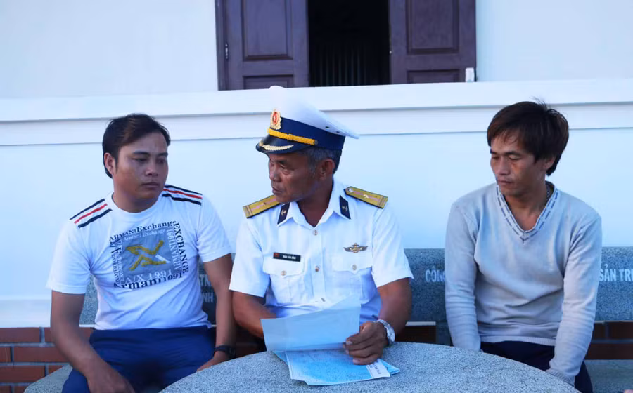 Ngư dân Đinh Văn Lực (trái) được Thiếu tá Trần Văn Bỉnh (giữa) hướng dẫn, tuyên truyền và phát tờ rơi khi ra khơi bám biển. Ảnh: Quang Tấn Ngư dân Đinh Văn Lực (trái) được Thiếu tá Trần Văn Bỉnh (giữa) hướng dẫn, tuyên truyền và phát tờ rơi khi ra khơi bám biển. Ảnh: Quang Tấn