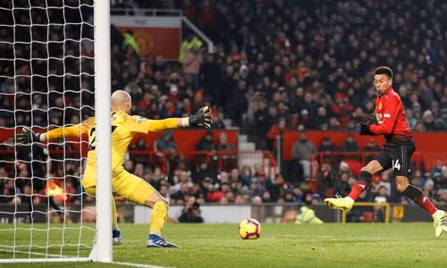  Lingard bỏ lỡ cơ hội đối mặt thủ môn Brighton trong hiệp hai. Ảnh: Reuters.