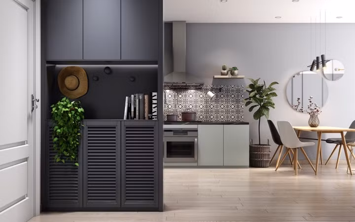  Một tủ lưu trữ màu đen đã được gắn cố định góc bên phải cửa ra vào để tạo thành một hành lang nhỏ.