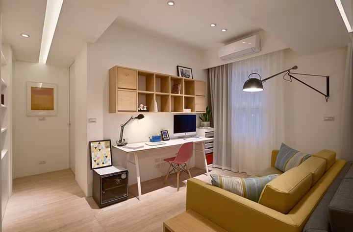 Bàn làm việc đặt cạnh cửa sổ và có màn che để điều chỉnh ánh sáng. Bàn làm việc đặt cạnh cửa sổ và có màn che để điều chỉnh ánh sáng.