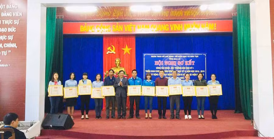 Tặng bằng khen của Trung ương Đoàn TNCS Hồ Chí Minh cho các tập thể và cá nhân có thành tích xuất sắc trong các hoạt động. Ảnh Đức Thanh