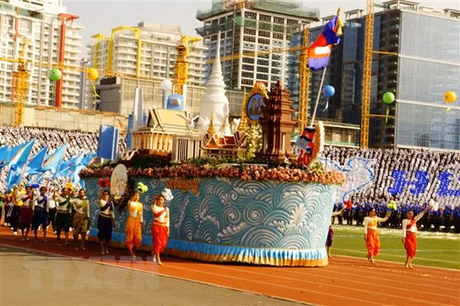  Đoàn diễu hành biểu tượng cho các tỉnh thành, các ngành nghề, lĩnh vực và các lực lượng diễu hành qua lễ đài. (Ảnh: Nhóm P/v TTXVN tại Campuchia)