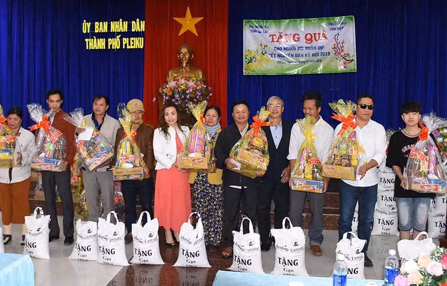 Trao quà cho người mù trên địa bàn TP. Pleiku. Ảnh: H.P