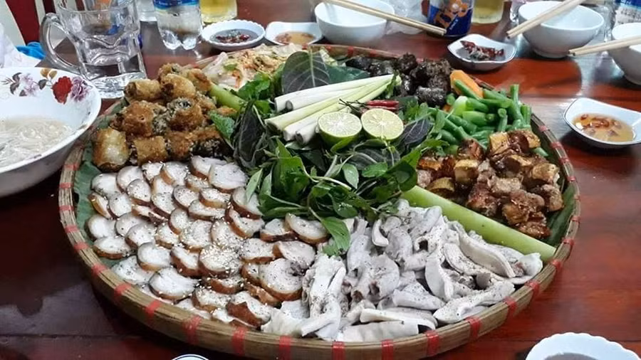 Heo rừng lên mẹt - món ăn đặc trưng của Ch'Rao.