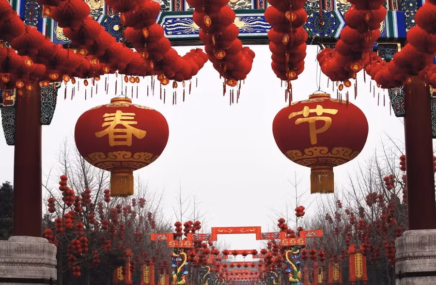 Người dân trang trí mọi thứ cho năm mới với tông chủ đạo là màu đỏ. Họ tin rằng đó là màu mang đến may mắn, phúc lộc. Mọi người cũng mặc quần áo mới màu đỏ trong dịp này.