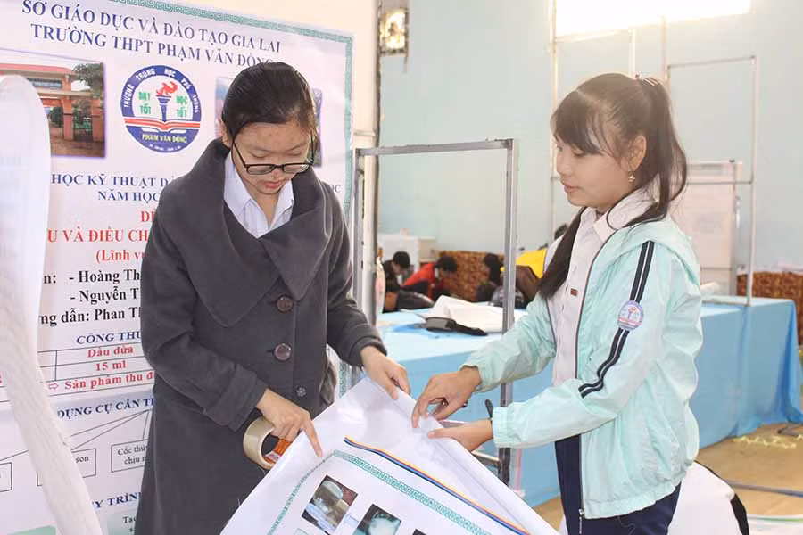 Học sinh tích cực chuẩn bị bày trí gian hàng tại Trường THPT Chuyên Hùng Vương ẢnhẢnh: Nguyễn Giang