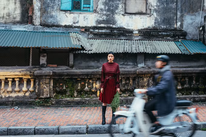 Bộ hình được thực hiện dưới bàn tay của nhiếp ảnh gia Lê Tuấn Anh. Nhiếp ảnh gia đã tăng nhiệt độ màu, gia tăng đường nét và nhuộm màu ấm áp để gợi không khí Tết hoài cổ mà vẫn đậm chất thời trang. Bộ hình được thực hiện dưới bàn tay của nhiếp ảnh gia Lê Tuấn Anh. Nhiếp ảnh gia đã tăng nhiệt độ màu, gia tăng đường nét và nhuộm màu ấm áp để gợi không khí Tết hoài cổ mà vẫn đậm chất thời trang.