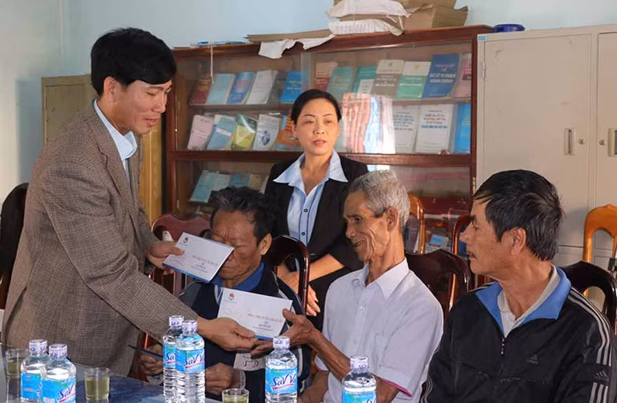 Đoàn công tác trao quà cho các cựu thanh niên xung phong trên địa bàn thị xã An khê. Ảnh: Ngọc Minh