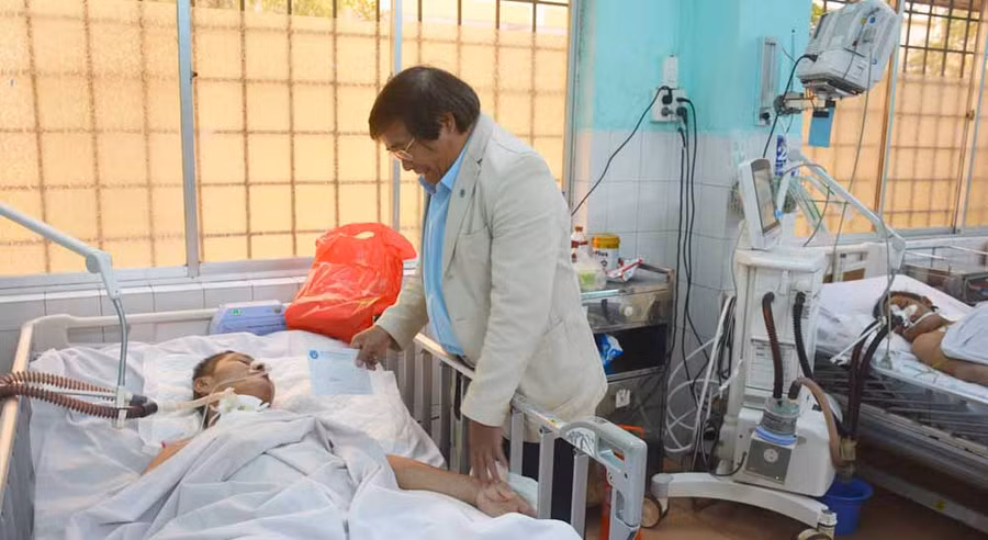 Ông Thới Văn Đạo- Giám đốc BHXH Gia Lai thăm, tặng quà bệnh nhân BHYT. Ảnh: Như Nguyện