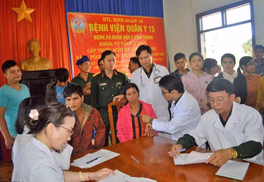  Bệnh xá Quân-dân y Bình Dương phối hợp Bệnh viện Quân y 15 khám, cấp phát thuốc miễn phí cho người dân biên giới. Ảnh: Đ.Y