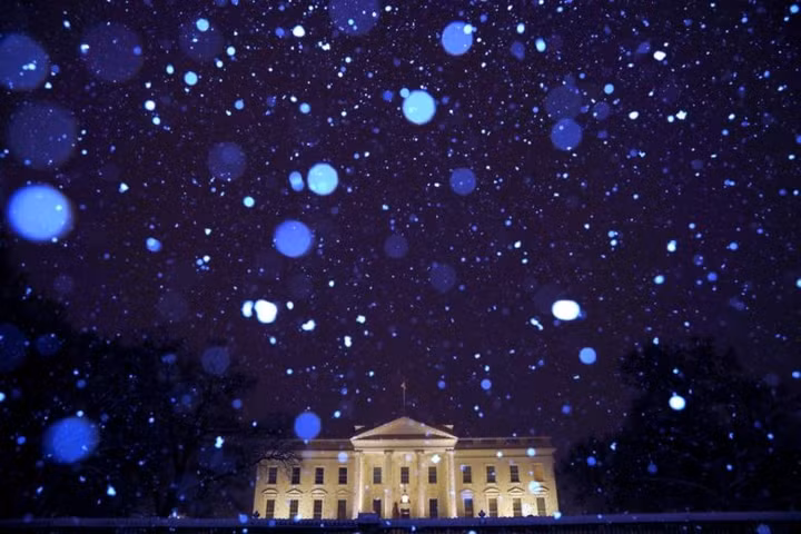 Nhà Trắng ở Washington (Mỹ) trông như tòa lâu đài cổ tích dưới trời tuyết trắng.