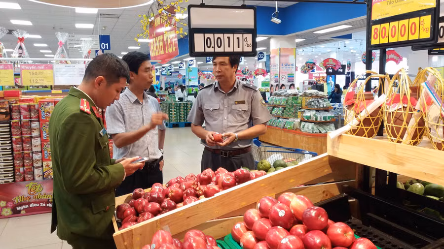  Siêu Thị Co.op Mart Pleiku là một trong những cơ sở chấp hành tốt các quy định trong lĩnh vực ATTP trong đợt kiểm tra. Ảnh: Như Nguyện