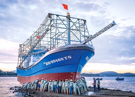 Hạ thủy tàu đóng mới theo Nghị định 67-CP. Ảnh: NGUYỄN XUÂN TUYẾN