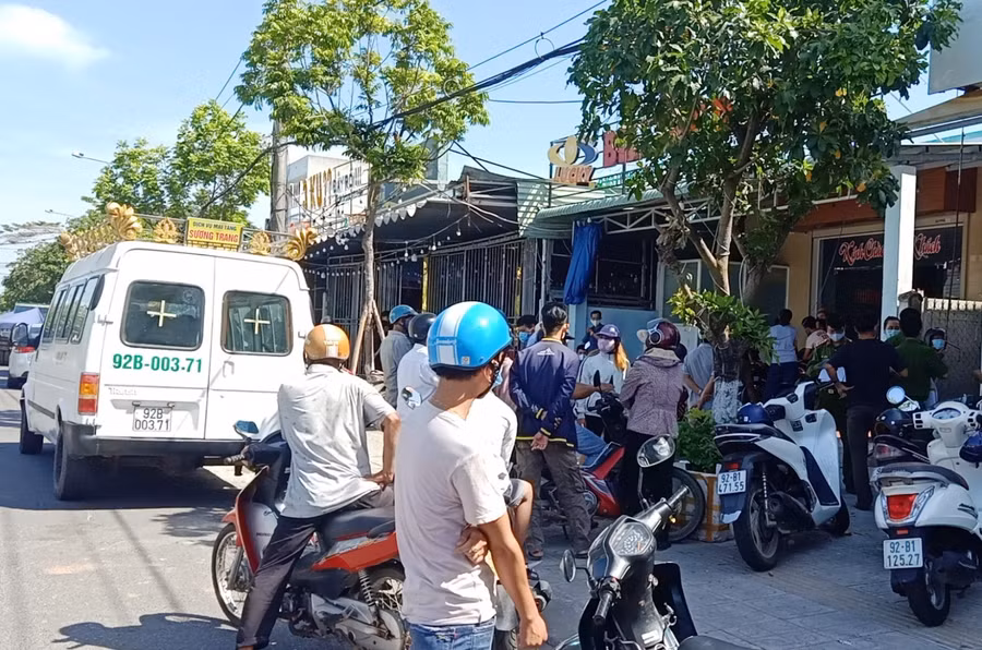  Người dân hiếu kỳ tập trung trước khu phòng trọ theo dõi vụ việc. ẢNH: C.X
