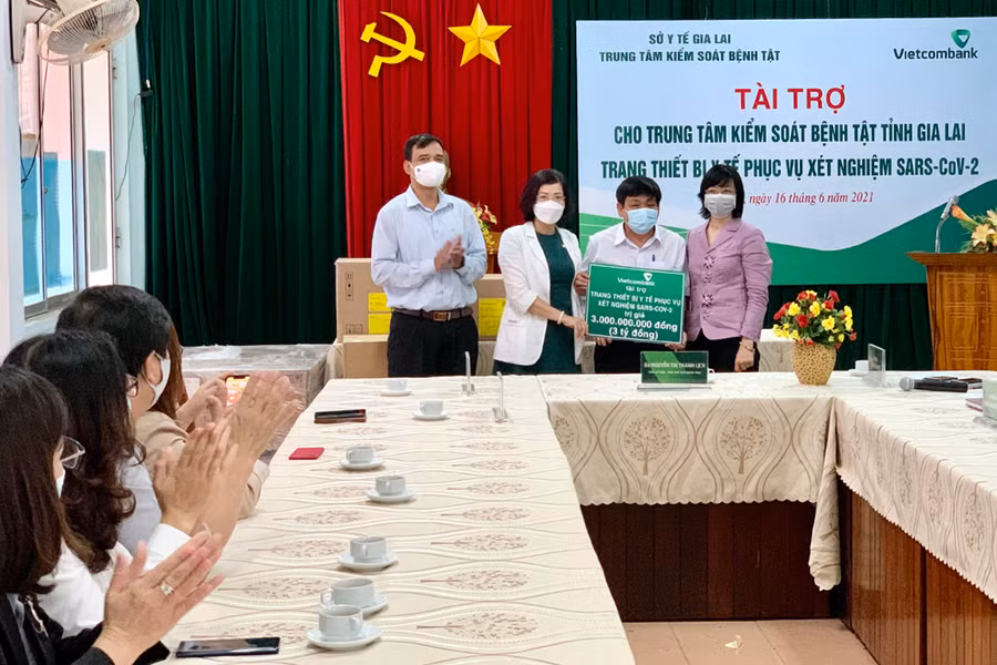  Đại diện đơn vị tài trợ bàn giao trang thiết bị xét nghiệm SARS-CoV-2 cho ngành Y tế Gia Lai. Ảnh: Như Nguyện