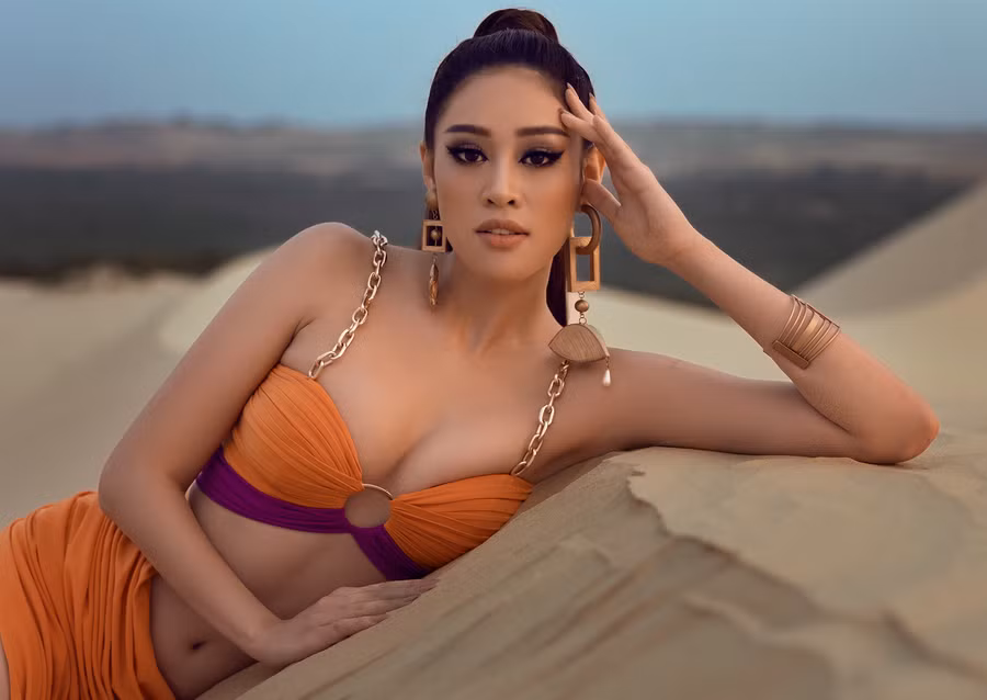 Tone màu cam rực rỡ làm nổi bật làn da của Khánh Vân, đây cũng là gam màu cô chọn cho trang phục dạ hội bán kết và chung kết tại Miss Universe, gắn bó với Khánh Vân ở nhiều sự kiện ý nghĩa nên với cô, màu cam là màu sắc rất đặc biệt. Ảnh: Nguyễn Long.