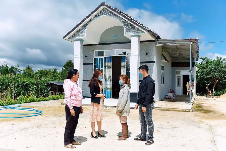 3.Tại làng Chrơng II, nhiều ngôi nhà mới được xây dựng khang trang.