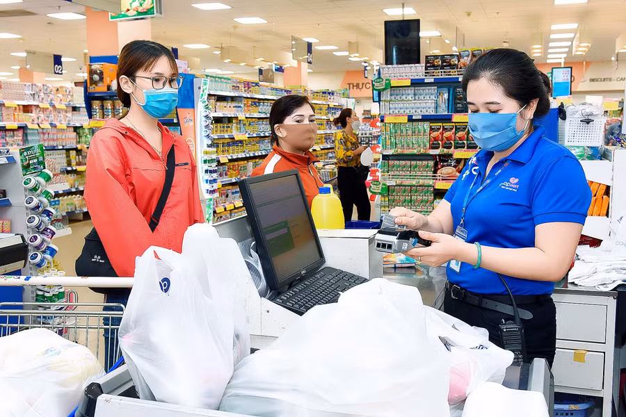 Nhân viên siêu thi, người dân đều đeo khẩu trang khi thực hiện các giao dịch.