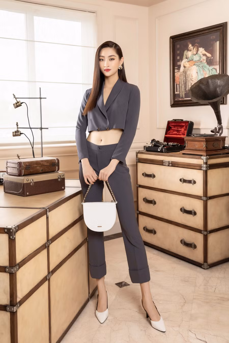 Đảm nhận cương vị giám đốc lần này, nàng hậu cho biết: “Không dễ dàng gì để mình được ngồi vào chiếc ghế này. Bản thân Linh cũng phải dành nhiều thời gian để nghiên cứu và tiếp thu những xu hướng thời trang trong lẫn ngoài nước trước khi nhận lời mời hợp tác. Linh tin rằng với niềm đam mê và cảm xúc mãnh liệt của mình đối với thời trang sẽ góp phần đưa thương hiệu tiến xa hơn trong thời gian tới”. ẢNH: TÂN LÊ