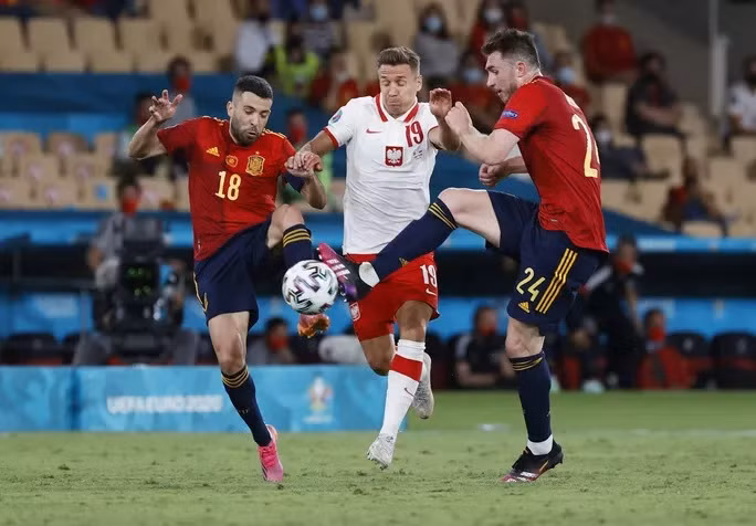Bartosz Bereszynski đua tốc độ với Jordi Alba