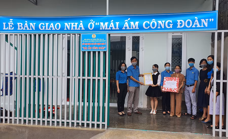  Liên đoàn lao động TP.Pleiku bàn giao nhà Mái ấm công đoàn cho chị Trần Thị Kim Yến. Ảnh: Bá Bính