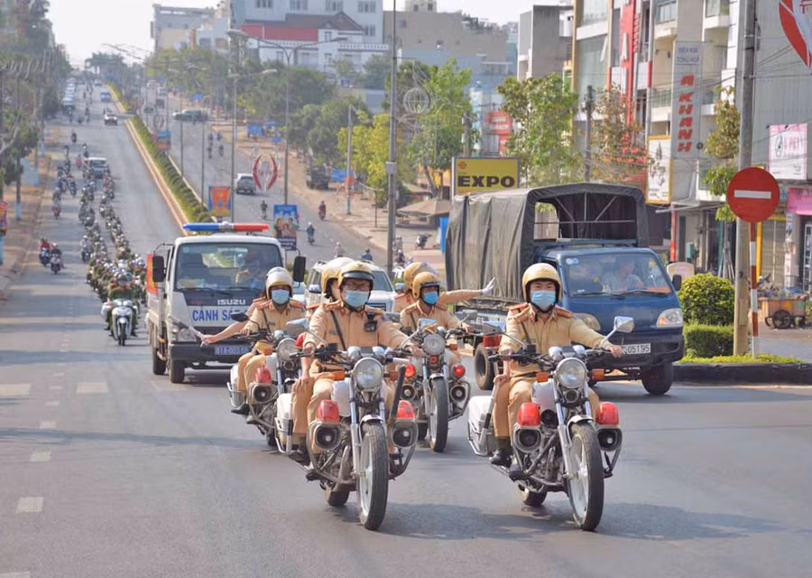 Công an TP. Pleiku ra quân đảm bảo trật tự an toàn giao thông. Ảnh: Lê Anh