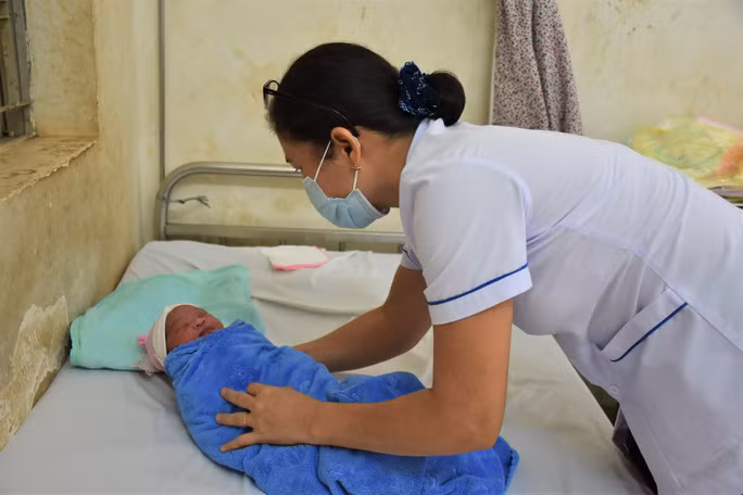 Bé gái được các bác sĩ chăm sóc, sức khoẻ ổn định