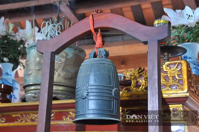 Chiếc chuông cổ được lưu giữ tại đình làng Nhật Tảo (phường Đông Ngạc, quận Bắc Từ Liêm, TP.Hà Nội).