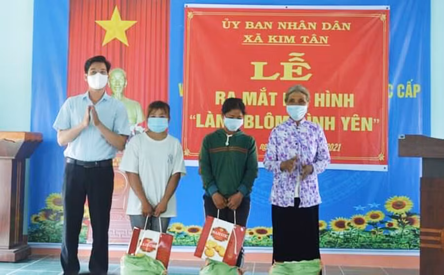  Tặng quà cho các hộ nghèo ở làng Blôm. Ảnh: Kỳ Anh